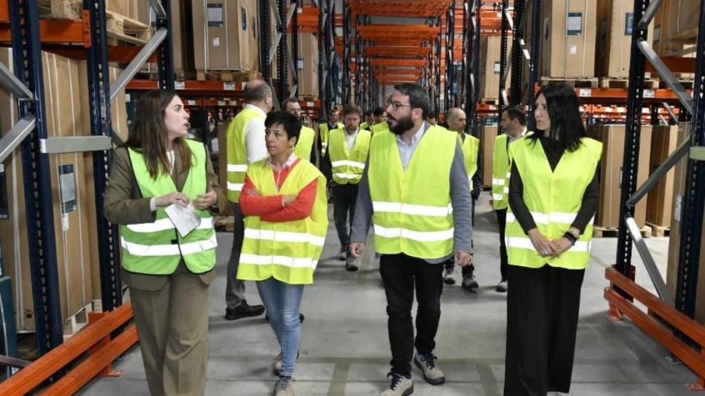 Guadalupe Romero, responsable del almacén de METRO Markets Azuqueca; Ana Rebollo Benito, Jefa de Servicio de Turismo, Comercio y Artesanía de la Delegación Provincial de Guadalajara; Miguel Óscar Aparicio, alcalde de Azuqueca de Henares; Yolanda Rodríguez, concejala de Urbanismo e Industria del Ayto. de Azuqueca de Henares durante la visita al almacén.
