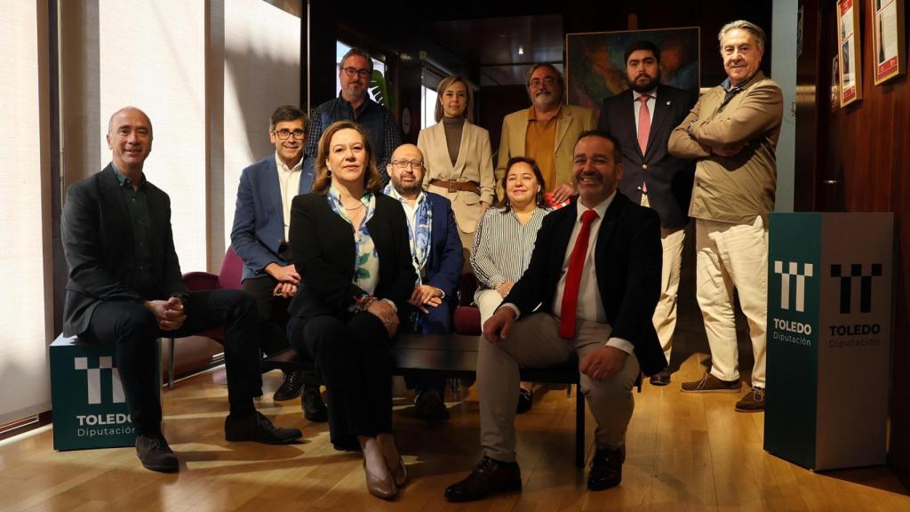 Los responsables de Cultura en la Diputación de Toledo junto a los directores de las seis colecciones.