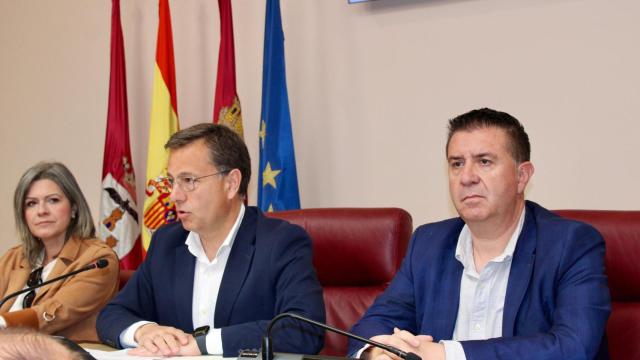 El alcalde de Albacete, Manuel Serrano y el presidente de la Diputación, Santiago Cabañero, durante el balance de Expovicaman 2025.