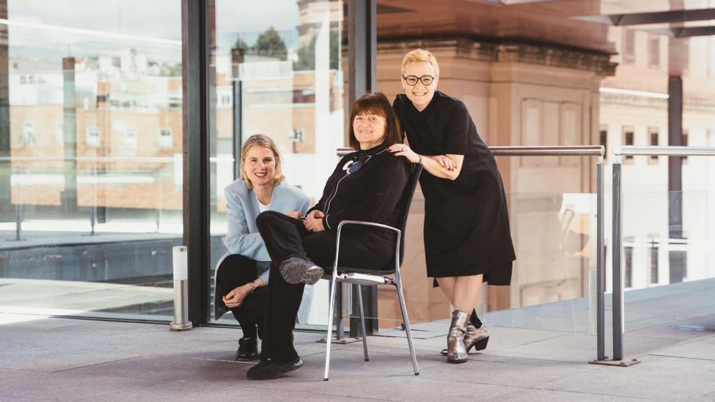 Tres figuras femeninas en lo más alto del arte conversan sobre el vínculo entre este y la comunicación en la entrevista para Magas.