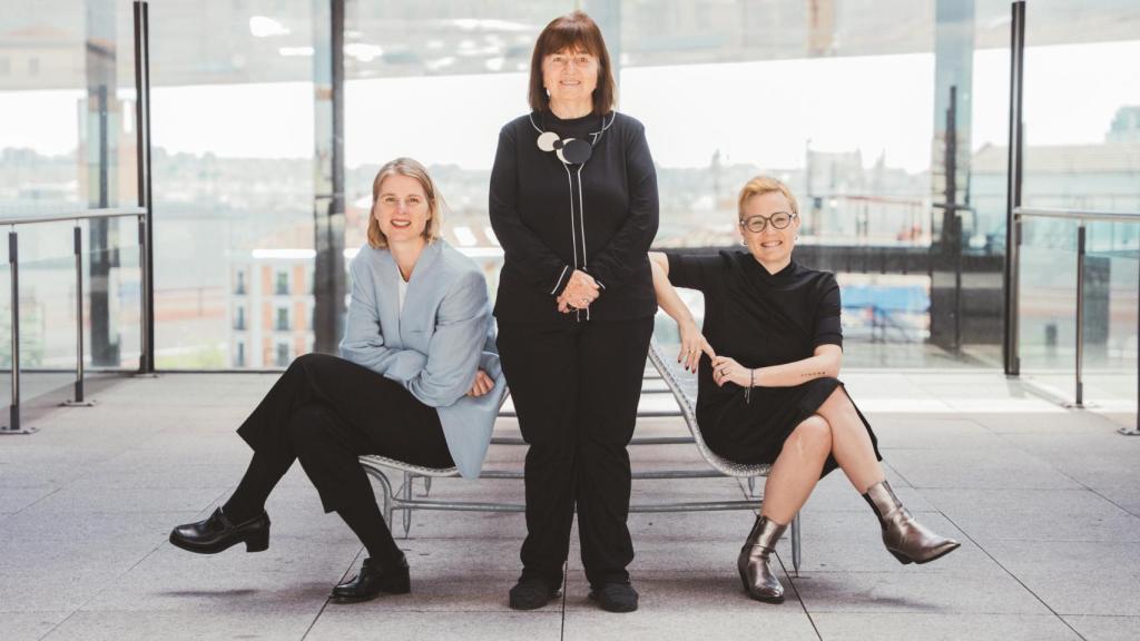 Marisa, Violeta y Diana, sonrientes frente al objetivo.