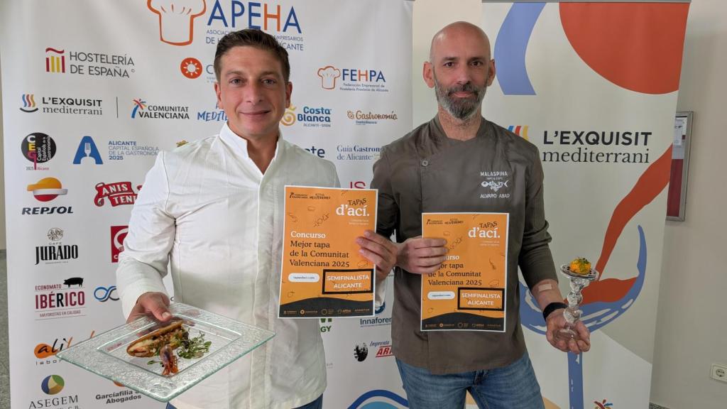 Rodrigo Molinas y Álvaro Abad sostienen las tapas con las que han ganado el concurso de la tapa.