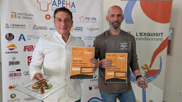 Rodrigo Molinas y Álvaro Abad sostienen las tapas con las que han ganado el concurso de la tapa.