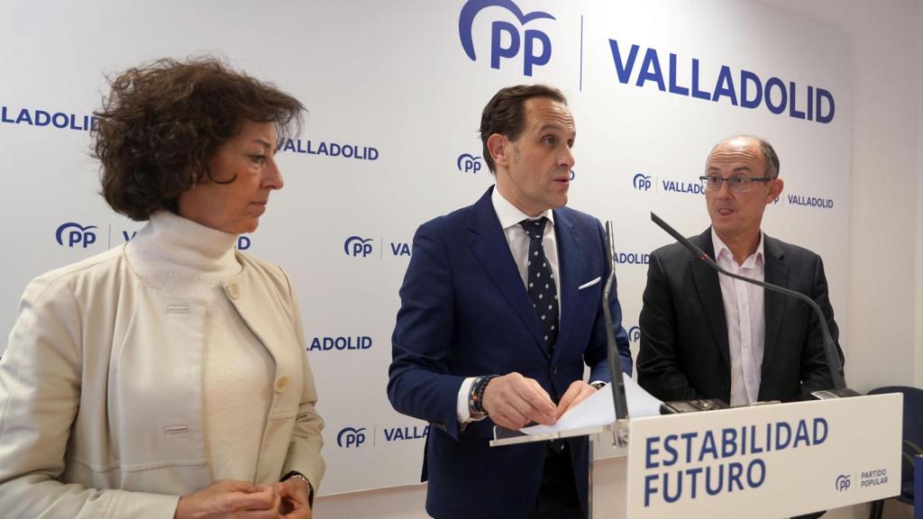 El presidente del PP de Valladolid, Conrado Íscar, y el portavoz del PP en la Comisión de Agricultura del Senado, Jorge Martínez, asisten a la Comisión de Agricultura del PP de Valladolid, en la que Jorge Martínez presenta la ponencia titulada: ‘Agricultura, aranceles y relaciones comerciales’.