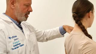 Exploración clínica de un paciente con fibromialgia en Vithas Málaga.