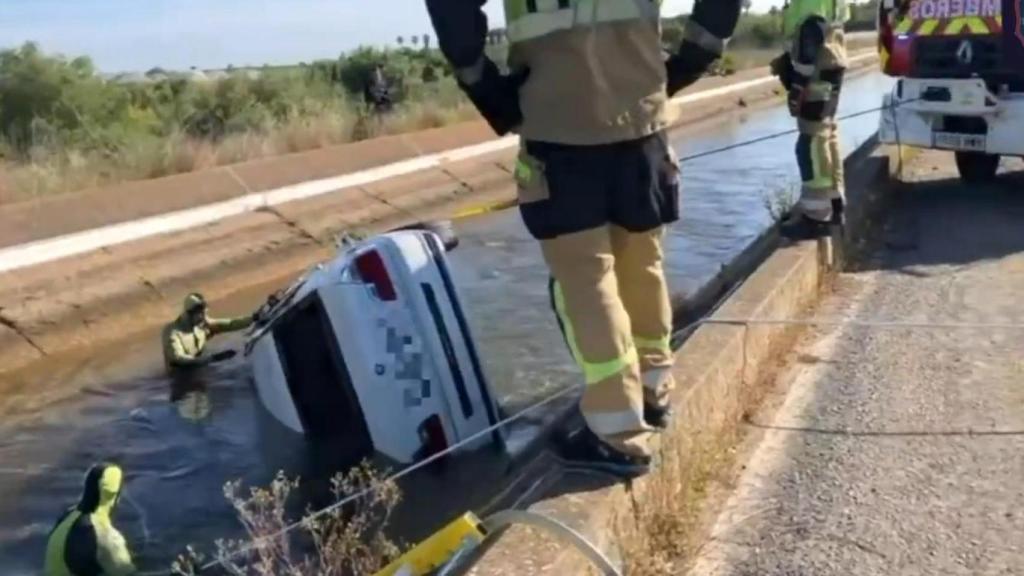 Imagen del vehículo en el momento en el que se procedía a extraerlo del canal en el que quedó atrapado.