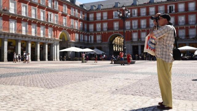 Turista en la Plaza Mayor de Madrid.