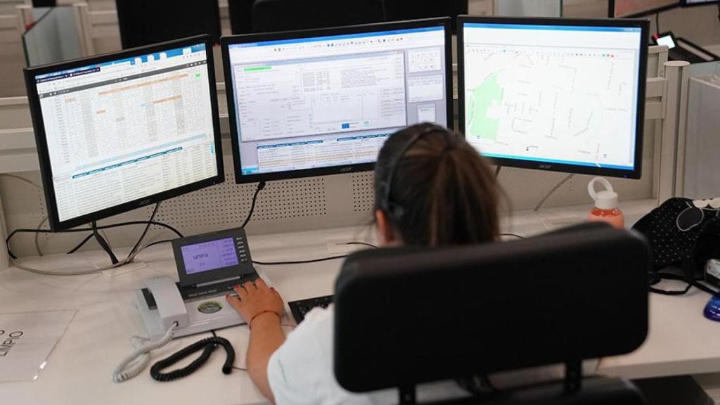 Operadora en la sala regional de 112 Andalucía.