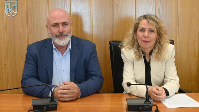 Conchi Arenas, alcaldesa de Socuéllamos -izquierda- y su teniente de alcalde, José Luis Romero -derecha- en rueda de prensa.