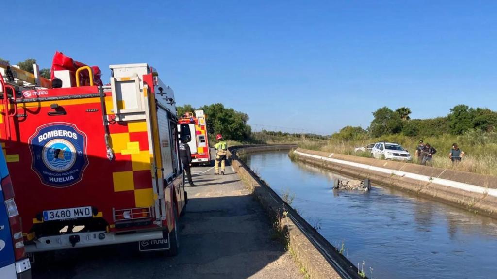 El canal donde fue encontrado el vehículo, justo antes de que las autoridades bajaran su nivel dos metros para poder extraerlo.