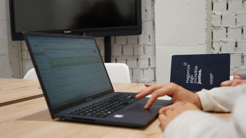 Trabajando en un ordenador.