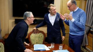 Emmanuel Macron, Keir Starmer y Friedrich, durante una reunión en un tren nocturno a Kyiv.