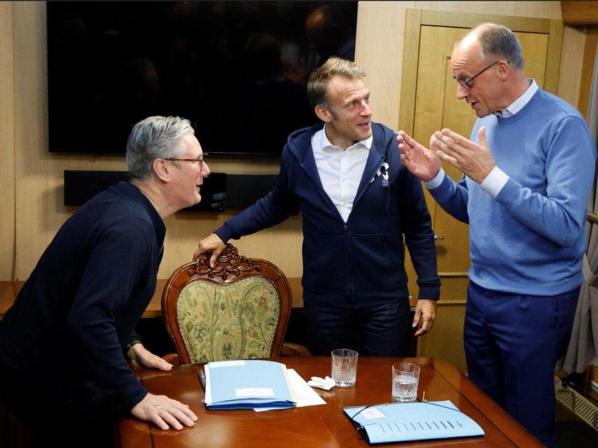 Emmanuel Macron, Keir Starmer y Friedrich, durante una reunión en un tren nocturno a Kyiv.