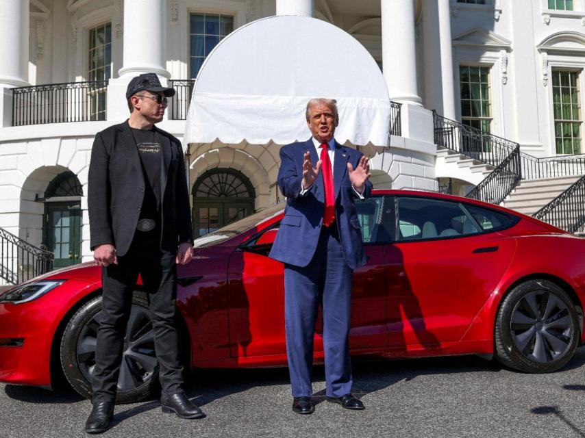 El presidente de Estados Unidos, Donald Trump, habla con los medios junto al consejero delegado de Tesla, Elon Musk, con un coche Tesla al fondo, en la Casa Blanca en Washington, Estados Unidos, el 11 de marzo de 2025.