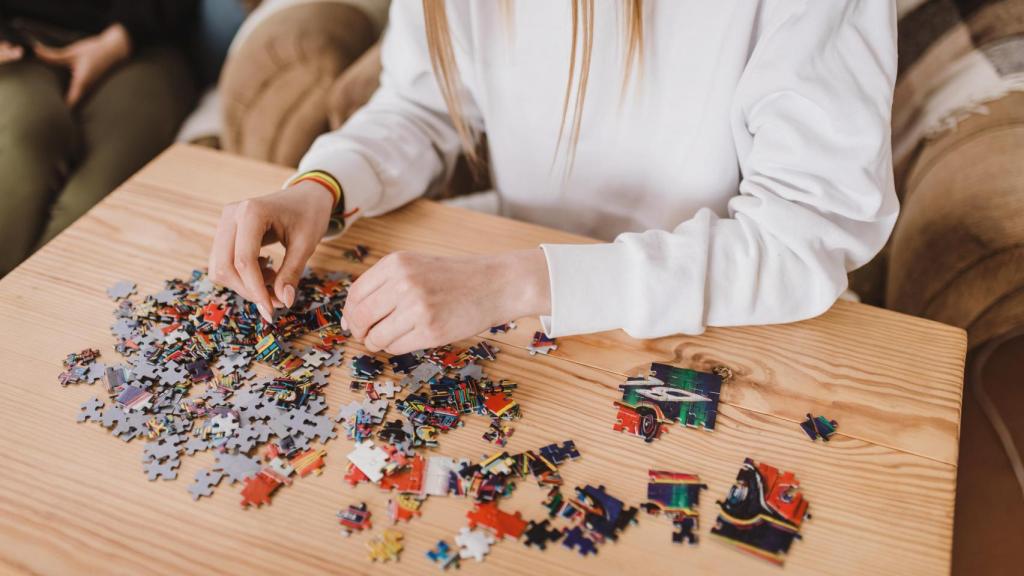 Una persona resolviendo un puzzle.