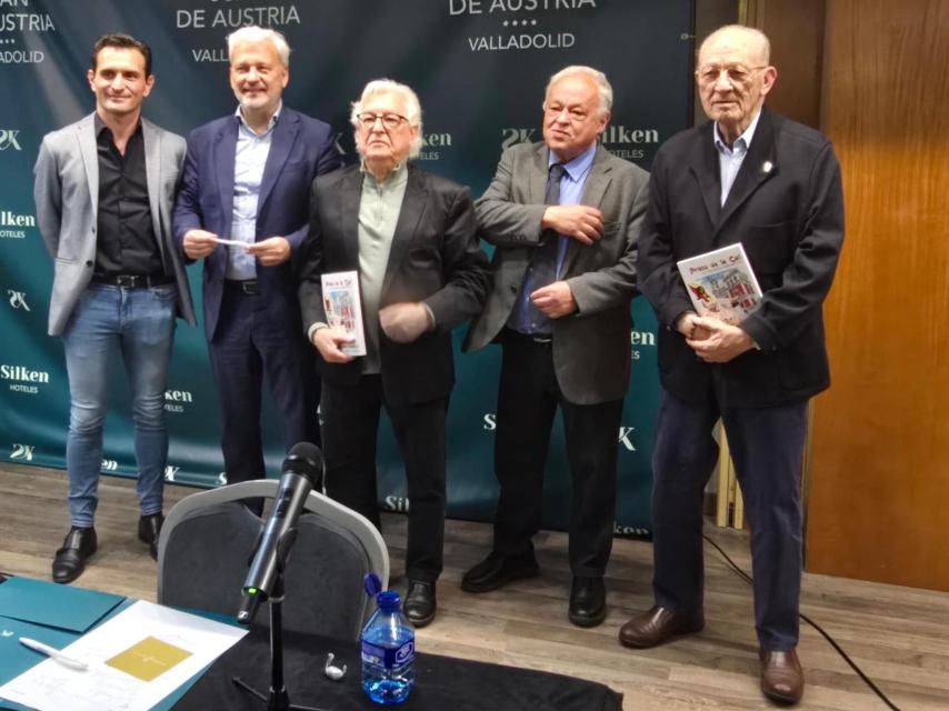 Foto de familia en la presentación del libro de Santos García Catalán