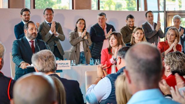 Cuca Gamarra (derecha) aplaude la intervención del presidente del PP de Castilla-La Mancha, Paco Núñez durante la Ejecutiva.