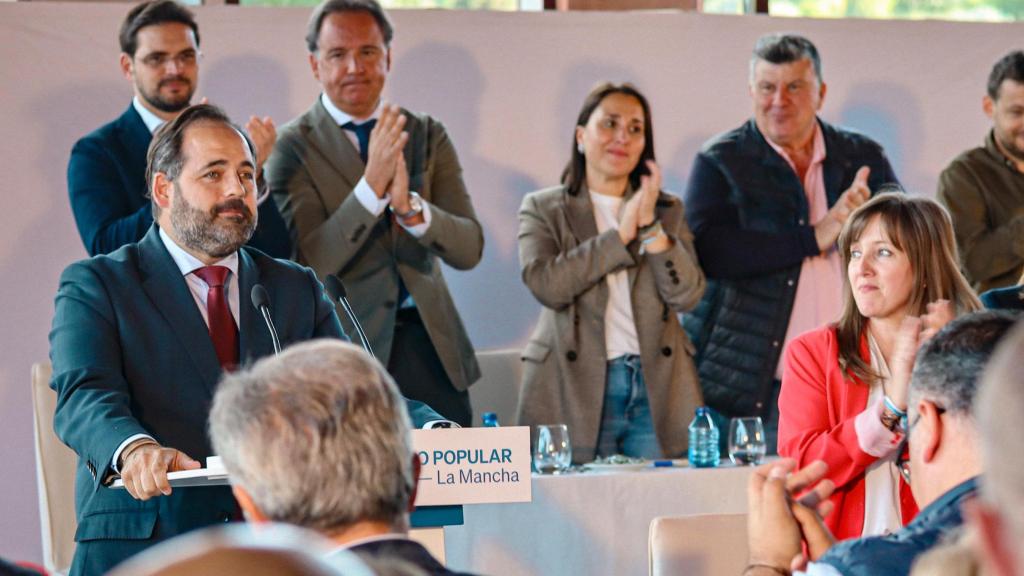 Cuca Gamarra (derecha) aplaude la intervención del presidente del PP de Castilla-La Mancha, Paco Núñez durante la Ejecutiva.