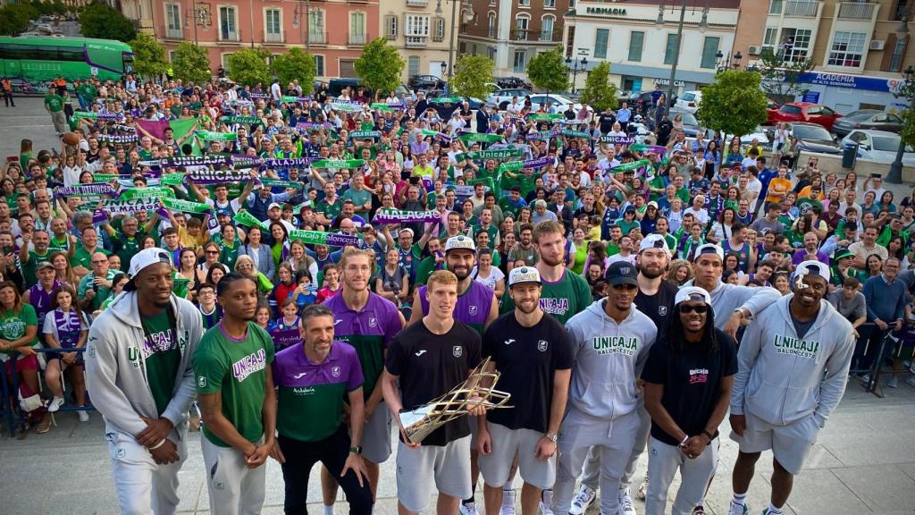 El Unicaja junto a su afición tras ganar la BCL.