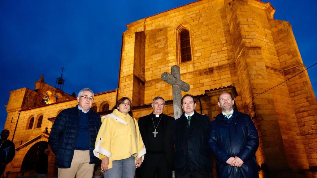 Foto de familia con la nueva iluminación de la iglesia de Villavieja de Yeltes
