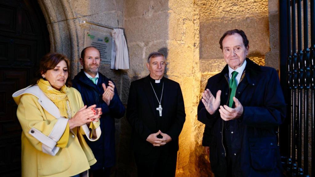 Acto de presentación de la nueva iluminación en la iglesia de la localidad salmantina.
