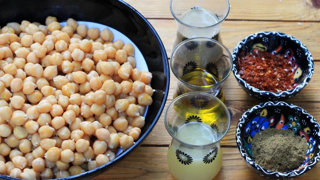 Un plato de garbanzos cocidos
