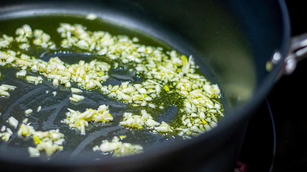 Ajo picado en una sartén