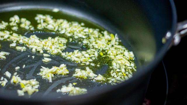 Ajo picado en una sartén