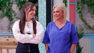 Inés Hernand y Belén Esteban en 'La familia de la tele'.