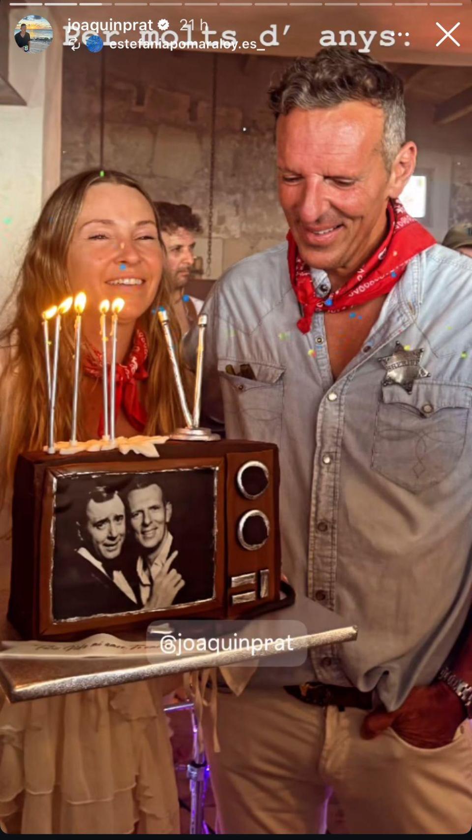 Joaquín Prat junto a Alexia Pla con la tarta con guiño a su padre.