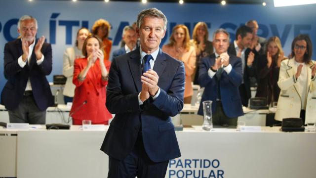 Alberto Núñez Feijóo, aplaudido por los miembros del Comité Ejecutivo Nacional del PP, este lunes en Madrid.