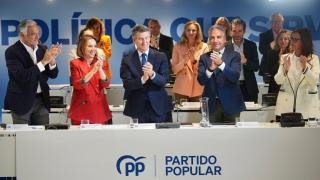 Alberto Núñez Feijóo, entre los miembros de la dirección actual del PP, al acabar su discurso ante el Comité Ejecutivo Nacional.