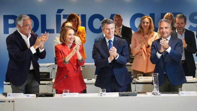 Alberto Núñez Feijóo, entre los miembros de la dirección actual del PP, este lunes tras su discurso ante el Comité Ejecutivo Nacional.