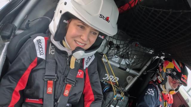 Ayuso en el coche de Carlos Sainz para dar la primera vuelta al circuito de Fórmula 1 de Madrid.