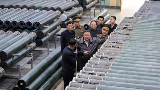 Kim Jong-un, el líder de Corea del Norte, visitando una fábrica de armamento.