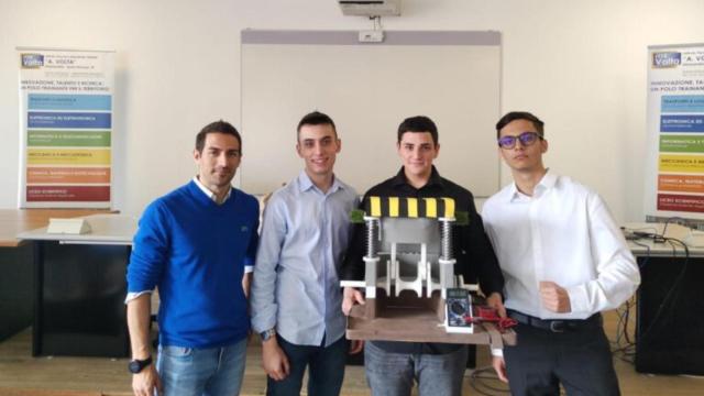 Los jóvenes ingenieros con su invento Hydrocult.