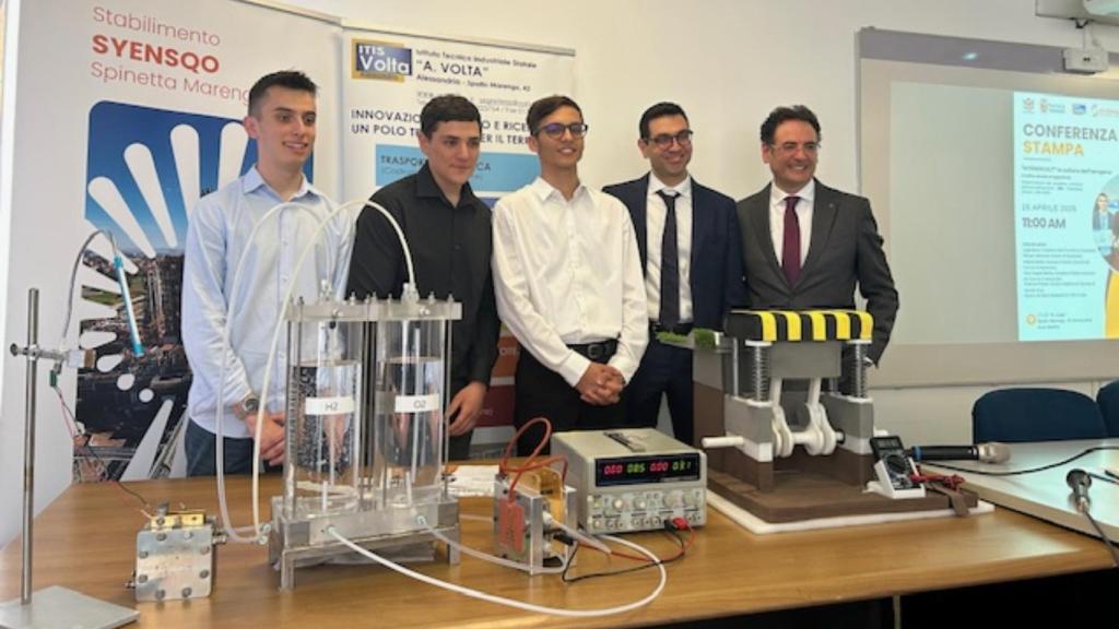 Los jóvenes ingenieros con su invento Hydrocult.