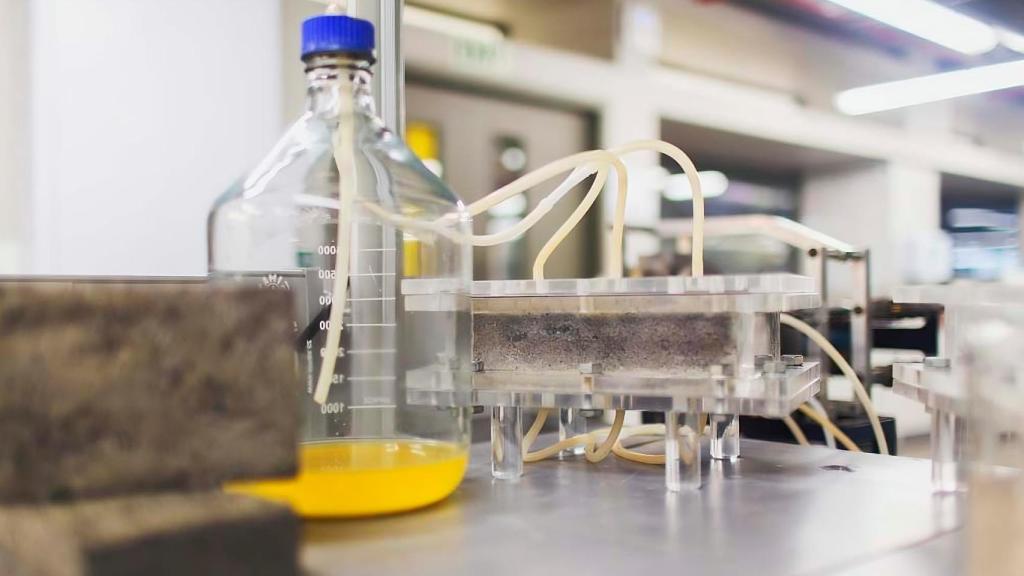 Una de las etapas de la fabricación del primer ladrillo creado a partir de orina humana