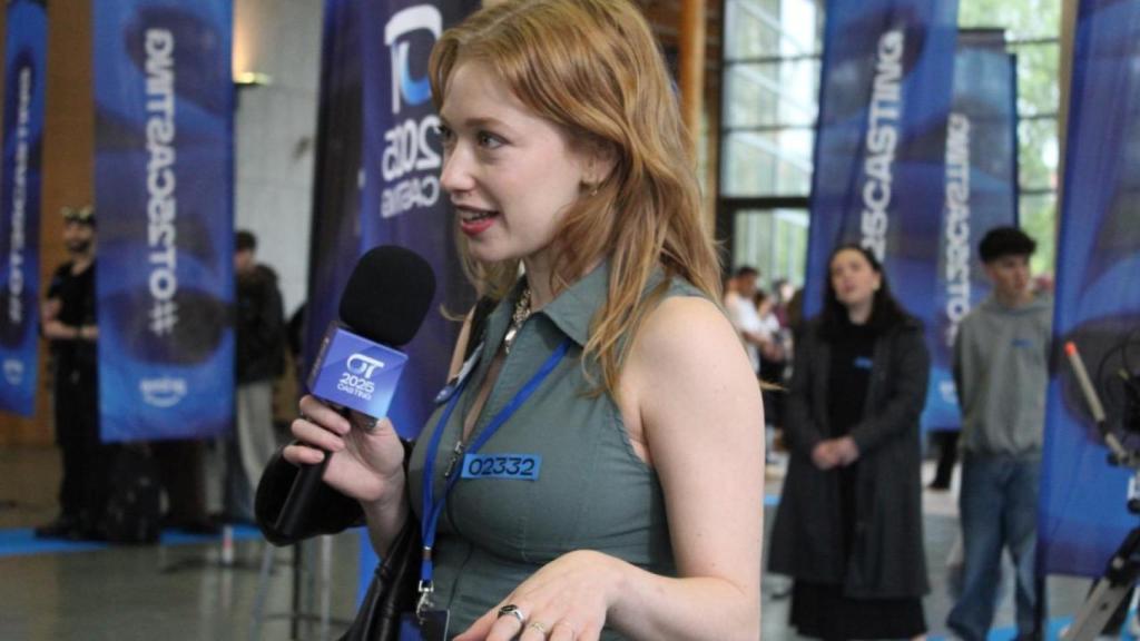 Una de las aspirantes tras recibir la pegatina.