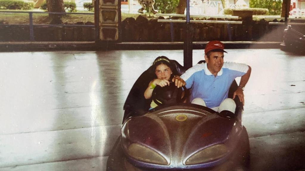 Laura cuando era jovencita junto a su padre adoptivo Marcelino Martín García