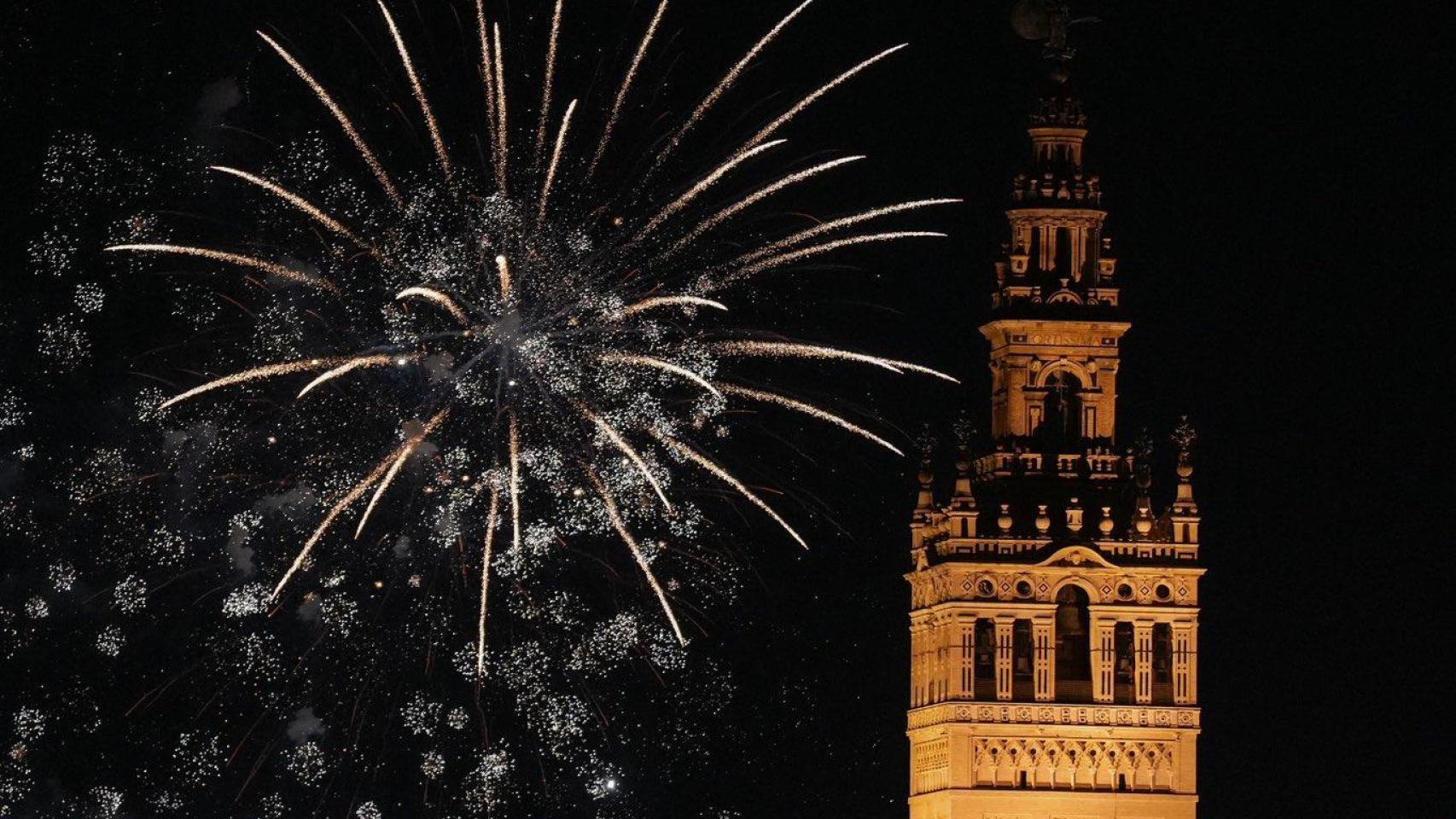 Los fuegos artificiales que clausuran la Feria vistos desde la Giralda.