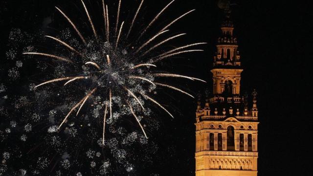Los fuegos artificiales que clausuran la Feria vistos desde la Giralda.