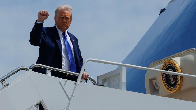 Donald Trump este lunes subiendo a bordo del Air Force One para despegar a Arabia Saudí.