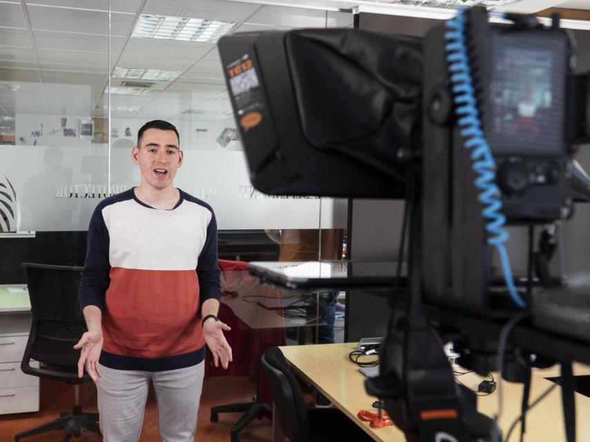 Carlos Serrano, periodista de Deportes de EL ESPAÑOL durante la grabación d euno d elos verticales.