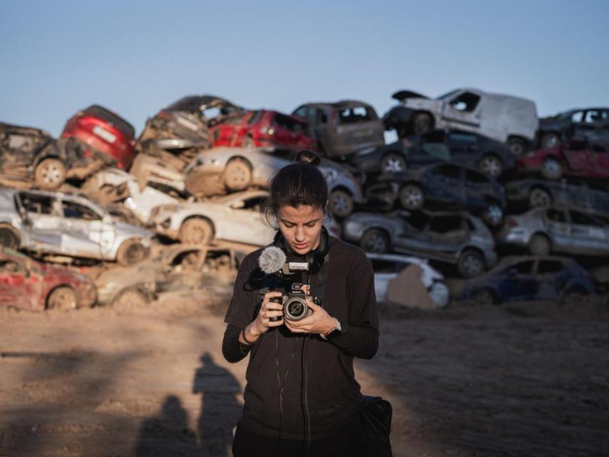 Laura Mateo, periodista multimedia de EL ESPAÑOL durante la cobertura de la DANA de Valencia.