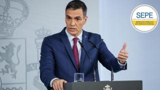 Pedro Sánchez, presidente del Gobierno, junto al logo del SEPE.