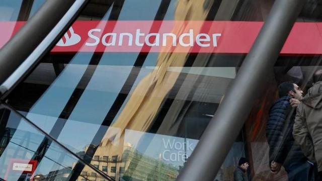 Logo del Santander en una sucursal.