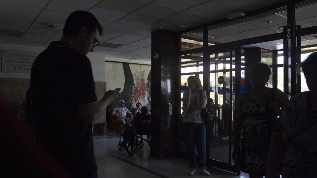 Apagón en el hospital clínico de Salamanca. En la imagen el recibidor del hospital sin luz minutos antes de que se solucionase