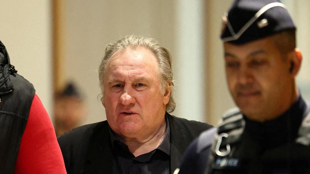 Gerard Depardieu (centro), llega al juzgado en una de las sesiones de su anterior juicio por agresión sexual, el pasado 27 de marzo en París. Foto: Reuters