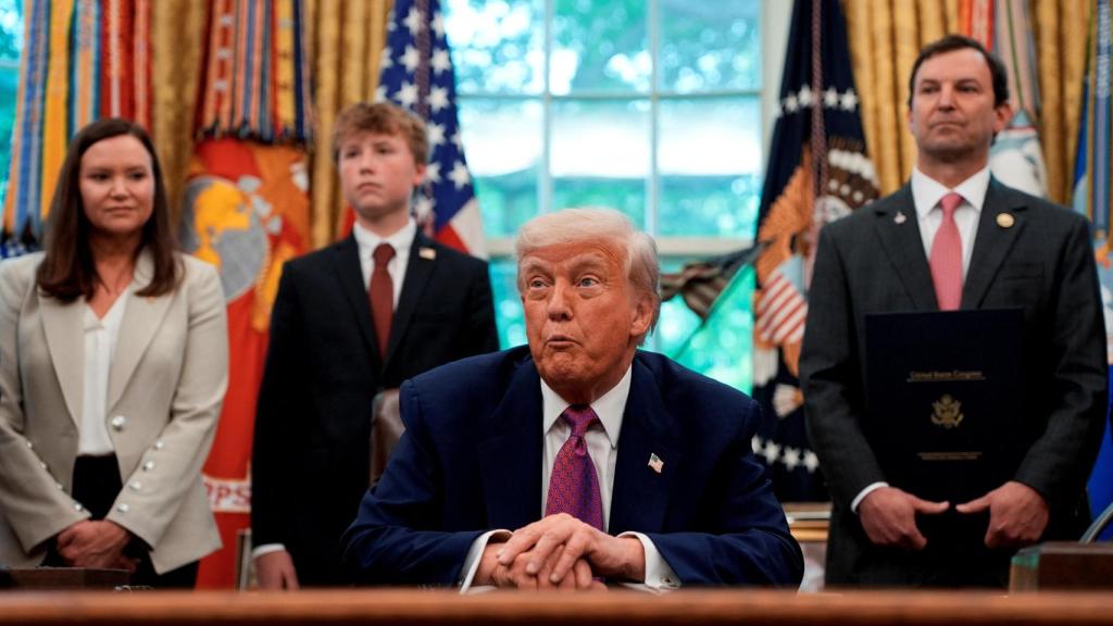 La senadora Ashley Moody (por Florida) y el congresista Craig Goldman (por Texas) acompañan al presidente de EEUU, Donald Trump, en el Despacho Oval de la Casa Blanca.